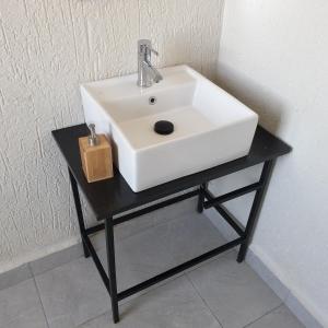 拉利貝拉的住宿－Halle Hotel Lalibela，浴室内黑色的盥洗盆