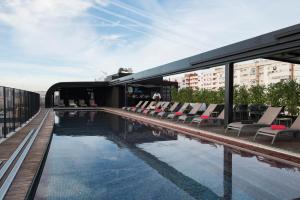 una piscina en la azotea de un edificio con tumbonas en Upon Lisbon Prime Residences en Lisboa