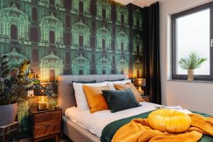 sypialnia z łóżkiem z dynią w obiekcie Veronese Apartments by LoftAffair w Krakowie