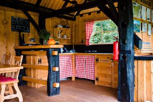 Kitchen o kitchenette sa Glamping FOREST EDGE