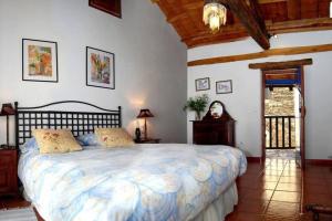 1 dormitorio con 1 cama grande en una habitación en CASA CAMARGA en Santiago Millas