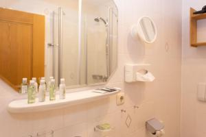 Koupelna v ubytování DEVA Achentaler Vitalhotel