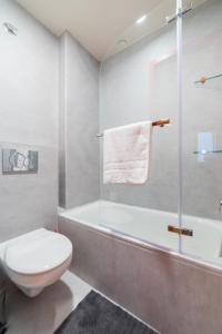 La salle de bains est pourvue de toilettes, d'une baignoire et d'un lavabo. dans l'établissement Ok Hostel Madrid, à Madrid