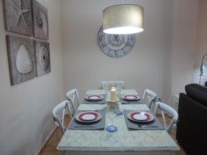 une table à manger avec des chaises et une horloge murale dans l'établissement Beautiful apartment in a private community., à Ayamonte