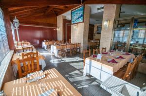 un comedor vacío con mesas y sillas en Hostal La Despensa de Extremadura en Plasencia