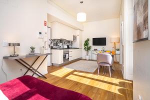een appartement met een keuken en een woonkamer bij WHome | Alcântara Smart Studio in Lissabon