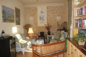ein Wohnzimmer mit 2 Stühlen und einem Sofa in der Unterkunft Le Jardin Sarlat in Sarlat-la-Canéda