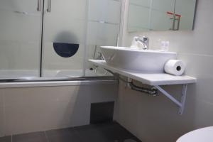 Salle de bains dans l'établissement Hotel Belém Tejo - Setubalense