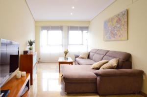 uma sala de estar com um sofá e uma mesa em City Center Apartment em Valência