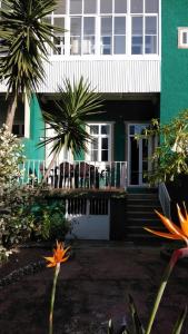 uma casa com uma palmeira em frente em Casa Familiar do Porto em Porto