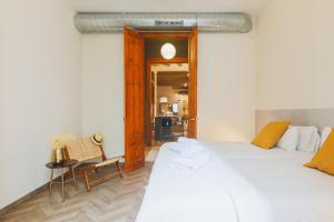 Кровать или кровати в номере Avinyó- New Listing -Spacious Loft in the Gothic Quarter!