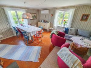 ein Wohnzimmer mit einem Tisch und einem Sofa in der Unterkunft Lunden in Släthult
