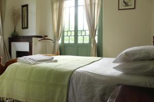 a bedroom with a white bed with a window at Maison Esmeralda Chambres D'Hotes et Gite in Biert