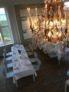 En restaurant eller et spisested på Hotell Jeløy Radio