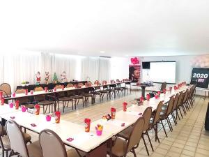 Um restaurante ou outro lugar para comer em Hotel Costeiro mais 37 fotos