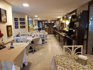 Um restaurante ou outro lugar para comer em Hotel Costeiro