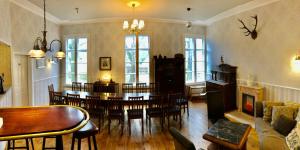 un soggiorno con tavolo e una sala da pranzo di Museumsherberge Glashütte a Baruth