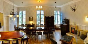un soggiorno con tavolo e sala da pranzo di Museumsherberge Glashütte a Baruth