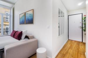 salon z kanapą i oknem w obiekcie WHome | Alcântara Premium Studio w Lizbonie