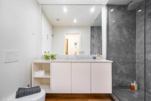 biała łazienka z umywalką i toaletą w obiekcie WHome | Alcântara Premium Studio w Lizbonie