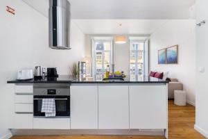 Virtuvė arba virtuvėlė apgyvendinimo įstaigoje WHome | Alcântara Premium Studio