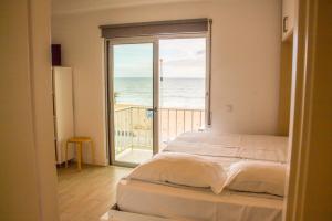 1 dormitorio con cama y vistas al océano en Apartamento Astro, en Quarteira