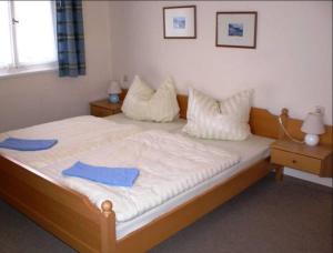 阿爾布施塔特的住宿－Höhengasthof Wanderheim Nägelehaus，一间卧室配有一张带蓝色床单和枕头的床。