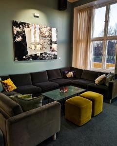 a living room with a couch and a table at Hotell Jeløy Radio in Moss