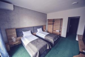 pokój z 2 łóżkami w pokoju w obiekcie Villa Rosa w mieście Timişoara