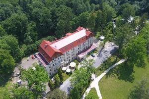 widok na duży budynek w lesie w obiekcie Hotel Nowy Dwór Elizy blisko Sky Bridge w mieście Długopole-Zdrój