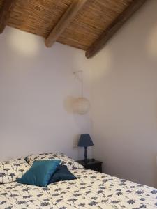 1 dormitorio con cama y techo de madera en El mirador de la Habana en Albuñuelas