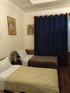 Ένα ή περισσότερα κρεβάτια σε δωμάτιο στο Al Amin Guest House