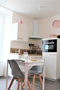 cocina con mesa y sillas en Cocooning Studio, en Pontivy