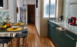 Kuchyň nebo kuchyňský kout v ubytování Apartamentos Puerta Real Sevilla