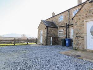 ein Haus mit einer Kiesauffahrt davor in der Unterkunft Katy's Cottage in Skipton