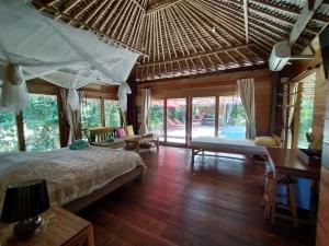 Un dormitorio con una cama y un escritorio en una habitación. en Thap Pala Cottage, en Songkhla