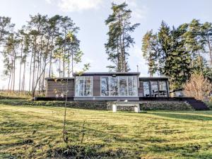 una casita en medio de un campo en Ferienhaus direkt am See - Kamin, Klima, Sauna und Boot en Friedland