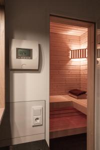 una sauna con un reloj en la pared en Ferienhaus direkt am See - Kamin, Klima, Sauna und Boot, en Friedland