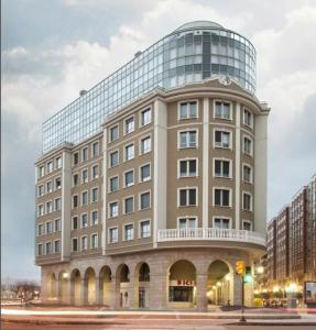 un gran edificio con una ventana redonda en Residencial Playa Poniente, en Gijón