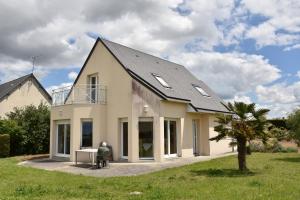 una casa con un escritorio delante de ella en Gîtes Bellevue et Mascaret, en Courtils