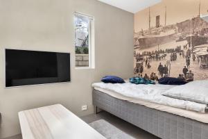 uma sala de estar com uma televisão na parede em Central Studio Apartment Apt 101 em Stavanger