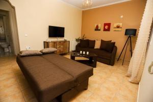 sala de estar con cama y sofá en D&C APARTMENT2, en Kontokali