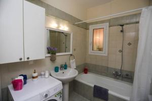 a bathroom with a sink and a bath tub at D&C APARTMENT2 in Kontokali