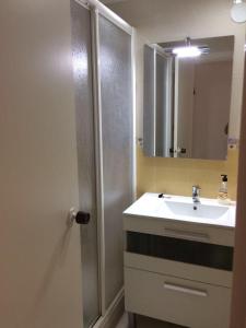 a bathroom with a sink and a shower with a mirror at Apartamento 1a linea playa com piscina Almuñécar in Almuñécar