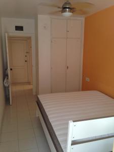 1 dormitorio con 1 cama en una habitación en Apartamento 1a linea playa com piscina Almuñécar, en Almuñécar