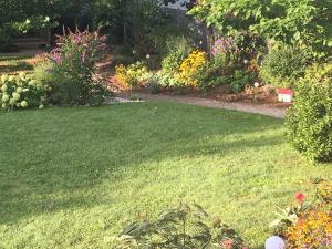 Um jardim no exterior de Herberts Stubn