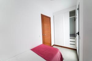 - une petite chambre avec un lit et un placard dans l'établissement El Baladero, à Telde