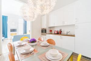 a kitchen and dining room with a table and chairs at Grand Place 2 Bedroom in Brussels