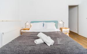 una camera da letto con un grande letto con due cuscini bianchi di Grand Place 2 Bedroom a Bruxelles