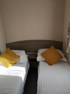 Ένα ή περισσότερα κρεβάτια σε δωμάτιο στο lakeland leisure park